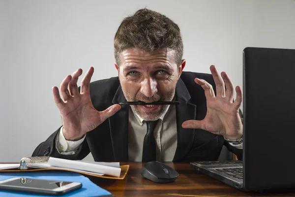 Lavoro aziendale stress - giovane uomo d'affari disperato e frustrato che lavora stressato e sopraffatto alla scrivania del computer ufficio mordere penna sensazione di esaurimento — Foto Stock