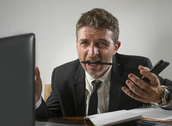 Trabajo empresarial estrés - joven empresario desesperado y frustrado trabajando estresado y abrumado en la oficina escritorio de la computadora morder pluma sensación agotada — Foto de Stock