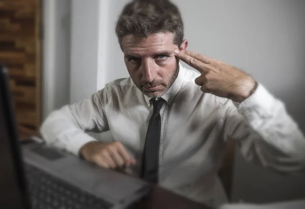 Corporate business work stress - young desperate and frustrated businessman working stressed and overwhelmed at office computer desk pointing hand like a gun — 스톡 사진