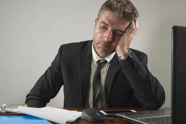 Estresse no trabalho empresarial corporativo - jovem empresário desesperado e frustrado trabalhando estressado e sobrecarregado na mesa do computador do escritório triste sentimento deprimido — Fotografia de Stock