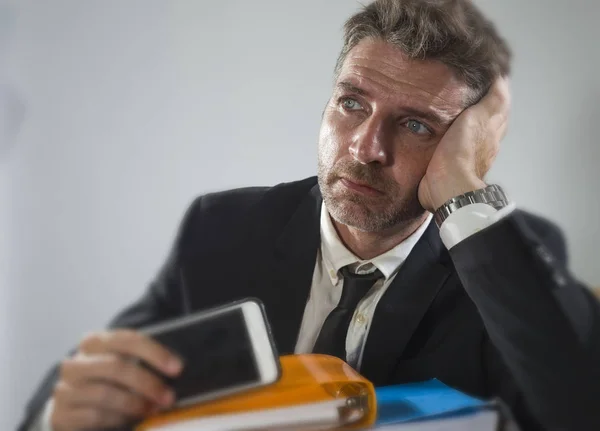 Корпоративный бизнес стресс - молодой отчаявшийся и разочарованный бизнесмен, работающий в стрессе и переполненный офисным компьютерным столом грустное чувство депрессии — стоковое фото