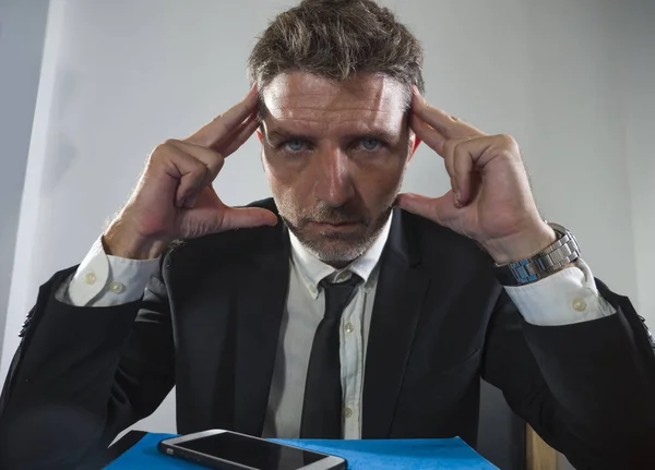 Lavoro aziendale stress - giovane uomo d'affari disperato e frustrato che lavora stressato e sopraffatto alla scrivania del computer ufficio triste sensazione depressa — Foto Stock