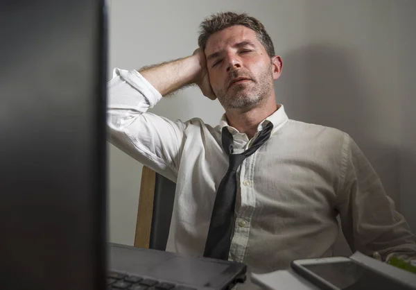 Корпоративный бизнес стресс - молодой отчаявшийся и разочарованный бизнесмен, работающий в стрессе и переполненный офисным компьютерным столом грустное чувство депрессии — стоковое фото