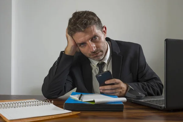 Jonge wanhopige en gefrustreerde zakenman werken gestresst en boos zitten op kantoor computer bureau ernstig gevoel verdrietig lijden depressie — Stockfoto