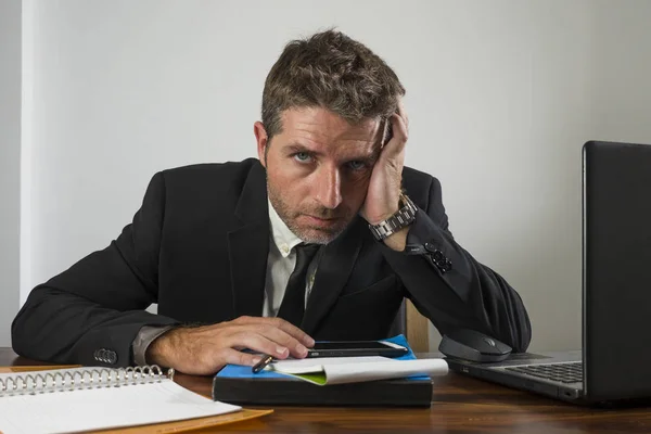 Young desperate and frustrated businessman working stressed and upset sitting at office computer desk serious feeling sad suffering depression — 스톡 사진