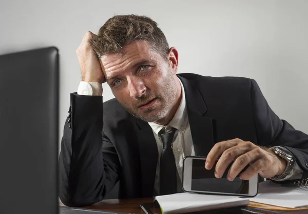 Stresli bir şirket çalışanı. Çekici, üzgün ve depresif bir iş adamı. Finansal yönetici iş sorunları için ofis masasında bunalmış ve çaresiz çalışıyor. — Stok fotoğraf