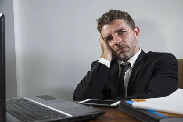 Εταιρικός εργαζόμενος επιχείρησης στο άγχος - ελκυστική λυπημένος και καταθλιπτικός επιχειρηματίας που εργάζονται συγκλονισμένοι και απελπισμένοι στο γραφείο ηλεκτρονικών υπολογιστών στα οικονομικά προβλήματα θέσεων εργασίας εκτελεστικό — Φωτογραφία Αρχείου