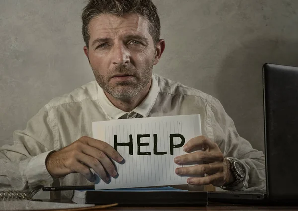 Corporate business worker in stress - young attractive stressed and desperate businessman holding help sign overworked and overwhelmed working at office computer desk frustrated — 스톡 사진