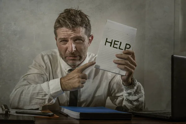 Trabalhador empresarial corporativo em estresse atraente estressado e desesperado empresário segurando sinal chorando por ajuda sobrecarregado e sobrecarregado trabalhando na mesa do computador do escritório — Fotografia de Stock