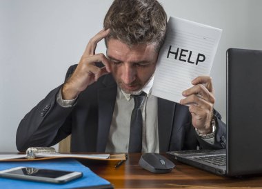 İş hayatı portresi depresif ve bunalmış çekici bir adamın ofis bilgisayarında stresli bir şekilde çalışan, not defteri tutan, hayal kırıklığına uğramış ve yorgun hisseden bir adamın portresi.