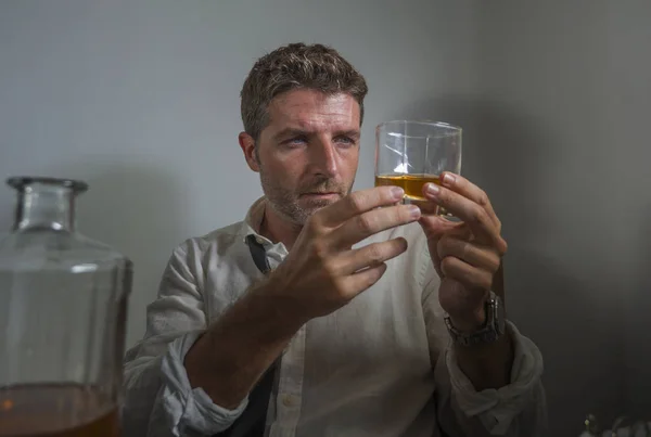 Alkoholista férfi vesztes nyakkendőben iszik alkoholt kétségbeesetten és részegen nézi a whiskys üveget átgondolt részeg és depressziós küzd az ivási függősége ellen — Stock Fotó