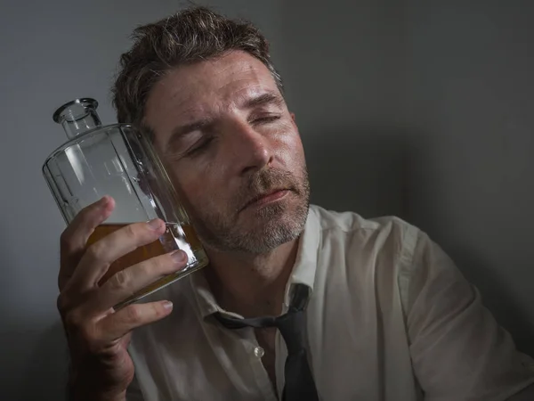 Dramatický portrét třicátých až čtyřicátých let opilý muž v prohrané kravatě pití alkoholu zoufalství a plýtvání držení whisky láhev pocit nevolnosti a depresivní pití, aby se vyhnul realitě — Stock fotografie
