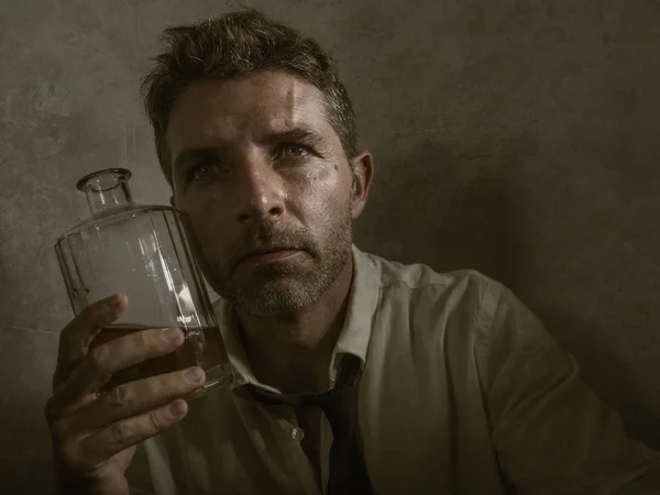 Portrait dramatique de 30 à 40 ans homme ivre en cravate perdre boire de l'alcool désespérée et gaspillée tenant bouteille de whisky se sentant malade et déprimé boire pour échapper à la réalité — Photo