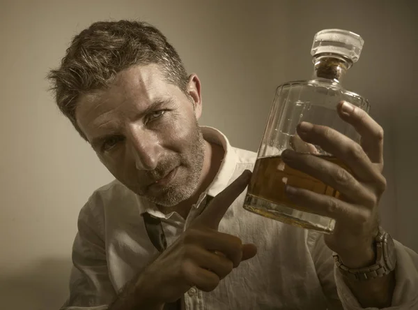 Portrait dramatique de 30s à 40s homme en cravate perdre boire de l'alcool désespérée et gaspillée tenant bouteille de whisky se sentant ivre et déprimé boire pour échapper à la réalité — Photo