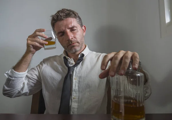 Retrato de 30 a 40 anos alcoólatra homem em perder gravata beber desesperado segurando copo de uísque pensativo bêbado e deprimido completamente desperdiçado no conceito de dependência de álcool — Fotografia de Stock