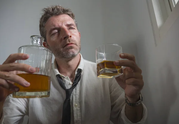 Retrato de 30 a 40 anos alcoólatra homem em perder gravata beber desesperado segurando copo de uísque pensativo bêbado e deprimido completamente desperdiçado no conceito de dependência de álcool — Fotografia de Stock