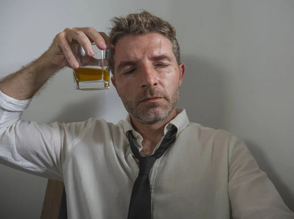 Portrét třicátých až čtyřicátých let alkoholik muž v prohrané kravatě pití zoufalý držení whisky sklenice zamyšlený opilý a depresivní zcela promrhaný v alkoholu závislost koncept — Stock fotografie
