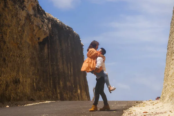 Jong gelukkig en mooi aziatisch koreaans paar in liefde genieten buiten romantisch reis spelen zoet in klif rock weg verkennen samen in vakantie reizen avontuur en dwalen lust — Stockfoto