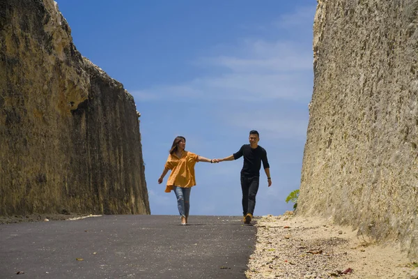 Young happy and beautiful Asian Korean couple in love enjoying outdoors romantic journey walking in cliff rock road exploring the landscape together in holidays travel adventure — 스톡 사진