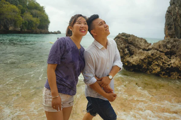 Estilo de vida férias de verão retrato de jovem casal chinês asiático bonito e doce no amor andando na praia juntos desfrutando de viagem de lua de mel na praia sorrindo alegre — Fotografia de Stock