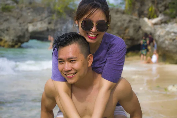 Літні канікули Портрет життя молодої красивої і солодкої азіатської китайської пари закоханих ходити по пляжу разом із задоволенням подорожі медовий місяць на пляжі посміхається весело — стокове фото
