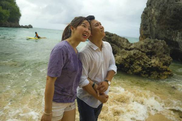 Estilo de vida férias de verão retrato de jovem bonito e doce casal asiático coreano apaixonado andando na praia juntos desfrutando de viagem de lua de mel na praia sorrindo alegre — Fotografia de Stock