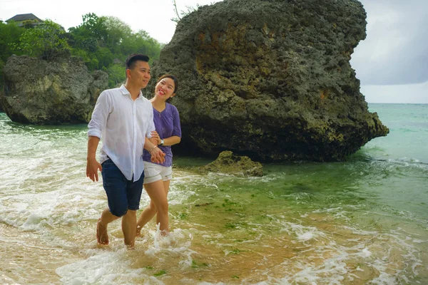 Estilo de vida férias de verão retrato de jovem bonito e doce casal asiático coreano apaixonado andando na praia juntos desfrutando de viagem de lua de mel na praia sorrindo alegre — Fotografia de Stock