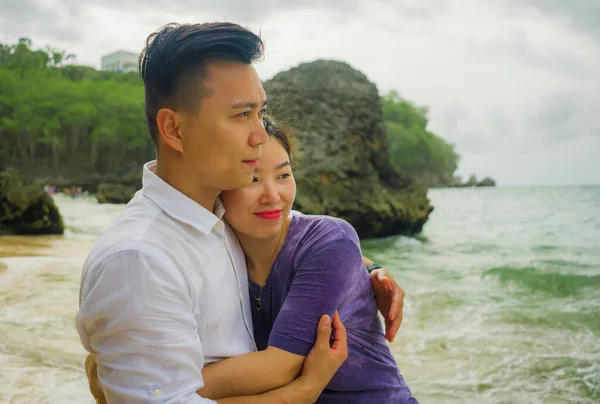 Estilo de vida férias de verão retrato de jovem bonito e doce casal asiático coreano apaixonado andando na praia juntos desfrutando de viagem de lua de mel na praia sorrindo alegre — Fotografia de Stock