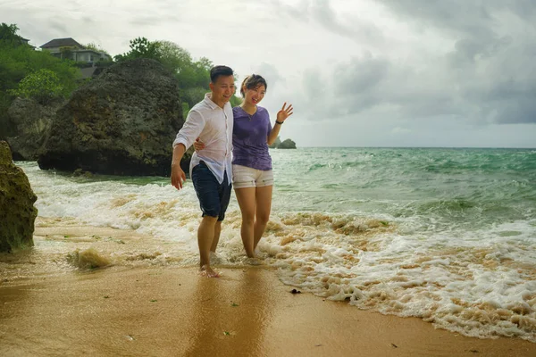 Vacances d'été style de vie portrait de jeune beau et doux couple asiatique coréen amoureux marchant sur la plage ensemble profiter voyage de lune de miel sur la plage souriant gai — Photo