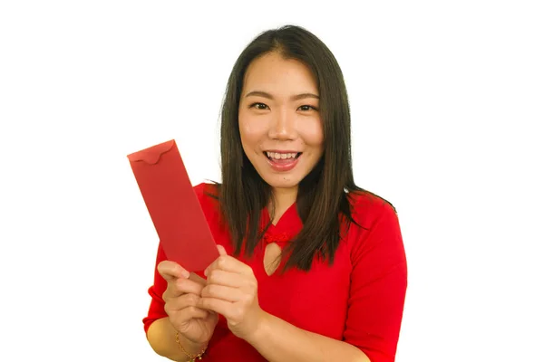 Jong mooi en gelukkig aziatische vrouw in traditionele Chinese Nieuwjaar rode jurk ontvangen rode zak envelop met geld genieten van vrolijke zegen van vrienden en familie — Stockfoto