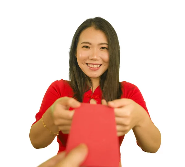 若いです美しいと幸せなアジアの女性で伝統的な中国の旧正月の赤いドレス受信赤いポケット封筒お金楽しい祝福から友人や家族 — ストック写真
