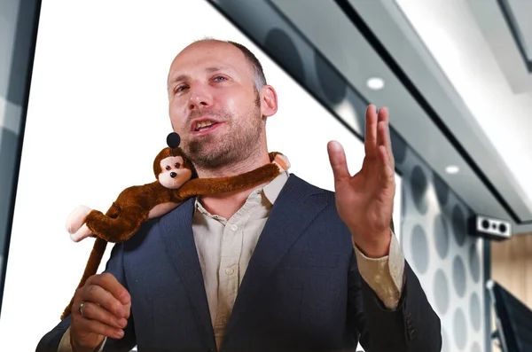 Joven empresario atractivo y seguro de éxito con auriculares hablando en la empresa corporativa de coaching y formación en la sala de conferencias dando motivación para el éxito empresarial — Foto de Stock