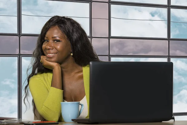 Jeune heureuse et attrayante femme d'affaires afro-américaine noire souriante confiante travaillant au bureau d'ordinateur dans la réussite de la femme d'affaires et du succès de l'entreprise — Photo