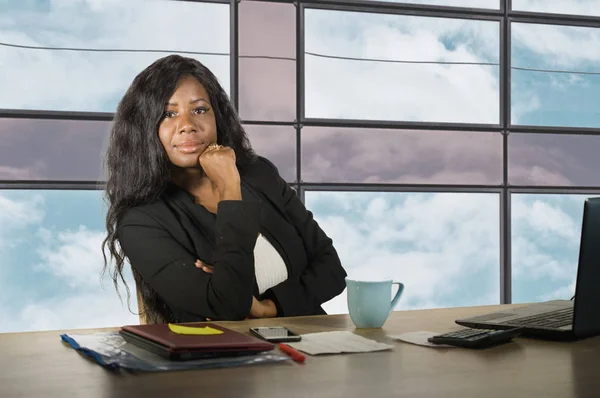 Jeune heureux et beau noir afro-américain femme d'affaires souriant joyeux et confiant travailler au bureau ordinateur détendu comme femme d'affaires réussie — Photo