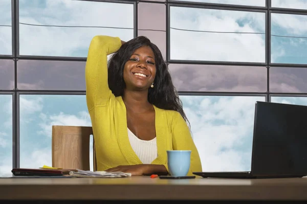 Mujer de negocios afroamericana negra feliz y atractiva sonriendo confiada trabajando en el escritorio de la computadora de la oficina en la mujer de negocios exitosa celebrando el éxito del trabajo corporativo —  Fotos de Stock