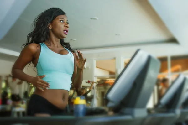 Interior gimnasio estilo de vida retrato de joven atractivo y sudoroso negro afroamericano entrenamiento duro en el gimnasio haciendo caminadora correr entrenamiento en el cuidado del cuerpo — Foto de Stock