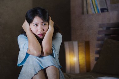 Depresyondaki ve hasta Asyalı Çinli kadının psikoz hastalığı ya da akıl hastalığından muzdarip dramatik portresi. Psikiyatrik ve psikolojik problemde tuhaf ve çaresiz görünüyor.