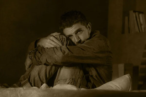Psikolojik ve psikolojik sorun kavramında tuhaf ve çaresiz görünen depresif ve hasta bir adamın dramatik portresi. — Stok fotoğraf