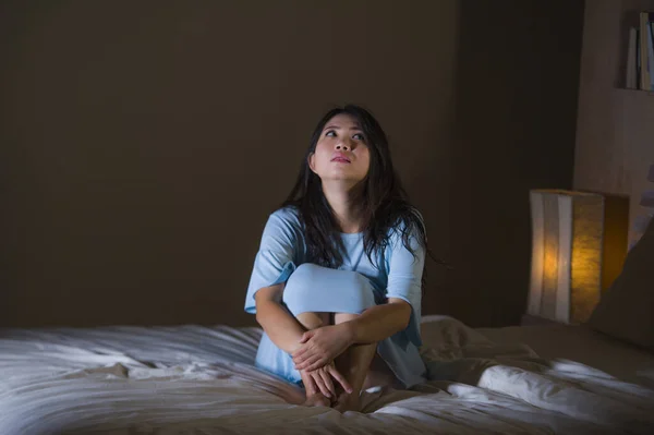 Dramatisches Porträt einer depressiven und kranken asiatischen Chinesin, die an Psychosen oder psychischen Störungen leidet und in psychiatrischen und psychologischen Problemen seltsam und hilflos wirkt — Stockfoto