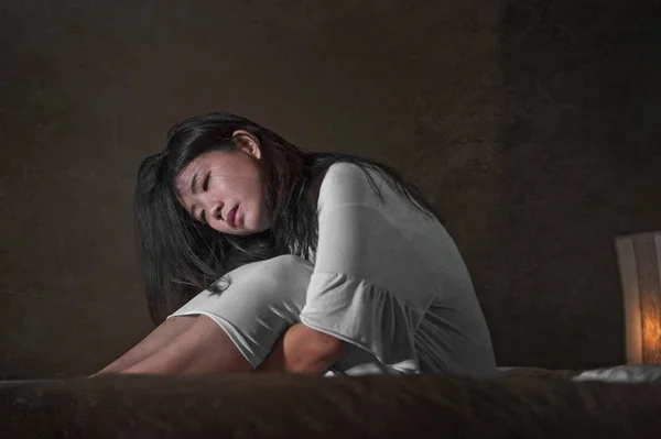 Retrato dramático de mulher chinesa asiática deprimida e doente que sofre de psicose doença ou transtorno mental olhando estranho e indefeso em problema psiquiátrico e psicológico — Fotografia de Stock