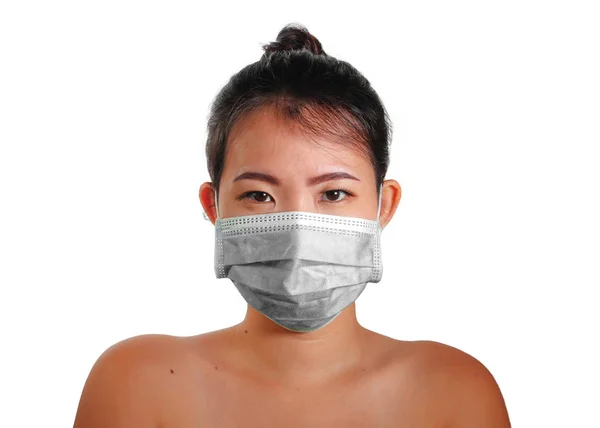 Jovem bela mulher chinesa asiática em máscara protetora na prevenção contra Wuhan Coronavirus epidemia surto na China na transmissão do vírus e conceito de infecção — Fotografia de Stock