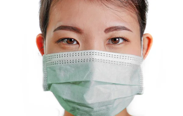 Joven hermosa mujer china asiática en máscara facial protectora en la prevención contra el brote epidémico del Coronavirus de Wuhan en China en la transmisión del virus y el concepto de infección — Foto de Stock