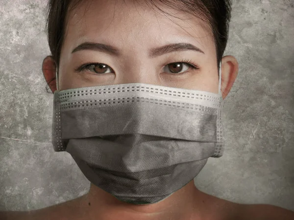 Ung vacker asiatisk kinesisk kvinna i skyddande ansiktsmask i förebyggande mot Wuhan Coronavirus epidemi utbrott i Kina i virus överföring och infektion koncept — Stockfoto