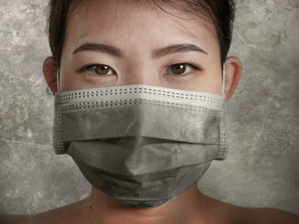 Joven hermosa mujer china asiática en máscara facial protectora en la prevención contra el brote epidémico del Coronavirus de Wuhan en China en la transmisión del virus y el concepto de infección Fotos De Stock