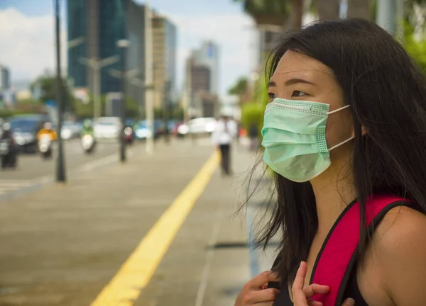 Fiatal szép és vonzó ázsiai kínai diák nő sétál a város utcáin védőmaszkot visel Kína Corona vírus járvány kitörése ellen — Stock Fotó