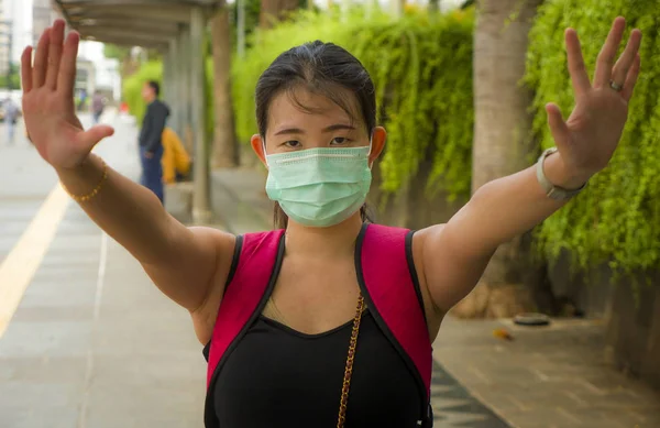 Fiatal szép és vonzó ázsiai kínai diák nő sétál a város utcáin védőmaszkot visel Kína Corona vírus járvány kitörése ellen — Stock Fotó