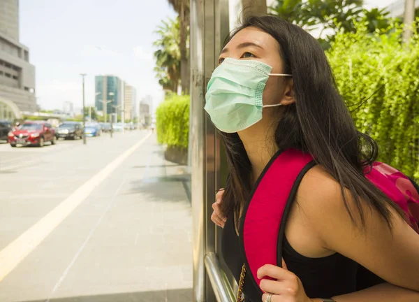 Ung vacker och attraktiv asiatisk kinesisk student kvinna promenader på stadens gata bär skyddande ansiktsmask mot Kina Corona virus epidemi utbrott — Stockfoto