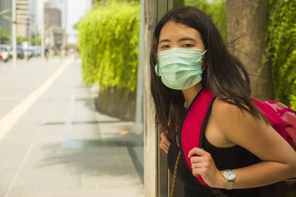 Ung vacker och attraktiv asiatisk kinesisk student kvinna promenader på stadens gata bär skyddande ansiktsmask mot Kina Corona virus epidemi utbrott — Stockfoto