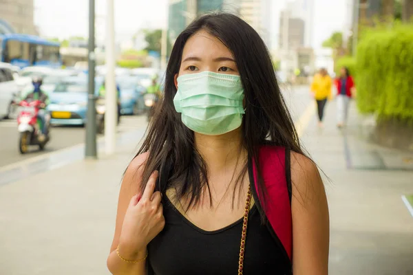 Ung vacker och attraktiv asiatisk kinesisk student kvinna promenader på stadens gata bär skyddande ansiktsmask mot Kina Corona virus epidemi utbrott — Stockfoto