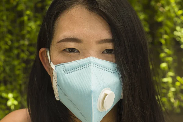 Fiatal szép és vonzó ázsiai kínai turista nő visel védő arc maszk a megelőzés versus coronavirus járvány Kínában és a toxikus szennyezés — Stock Fotó